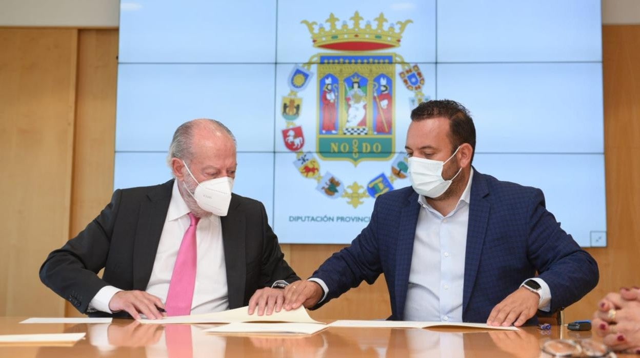 Firma del acuerdo entre Fernando Rodríguez Villalobos y Manuel Agüera, alcalde de La Algaba (derecha)