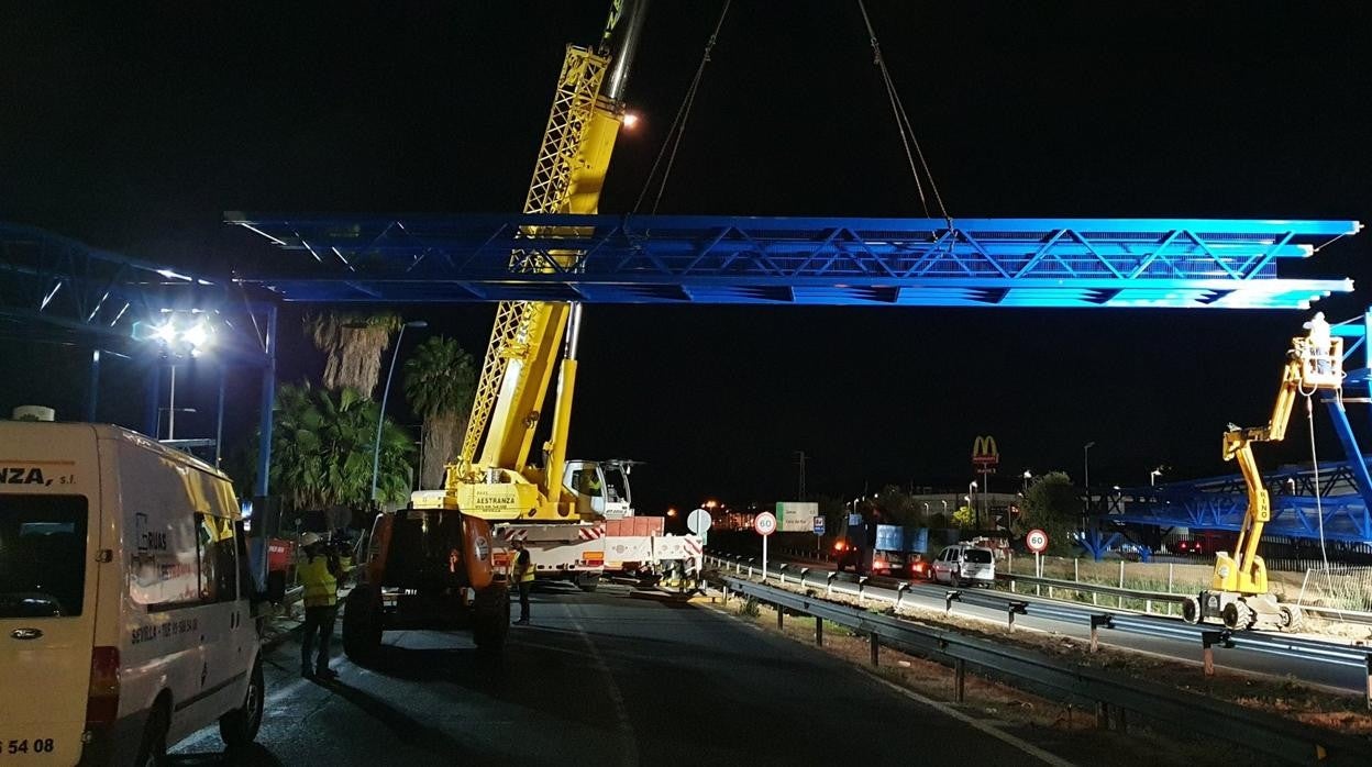 Momento justo en que el tramo central es colocado sobre las estructuras de ambos lados de la autovía