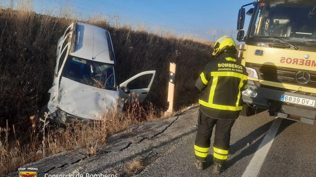 El coche accidentado a la llegada de los bomberos.