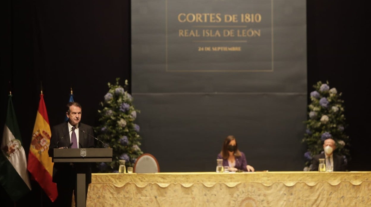 Abel Caballero durante su discurso en la conmemoración del 211 aniversario de Las Cortes de San Fernando