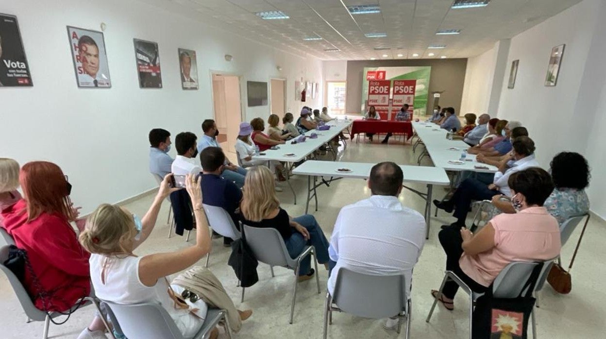 Reunión de Irene García con los militantes de Rota