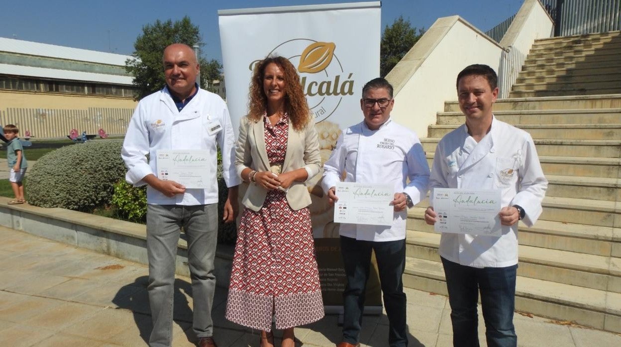 Los tres representantes de las panaderías de Alcalá reconocidas junto a la concejal Rosa Carro