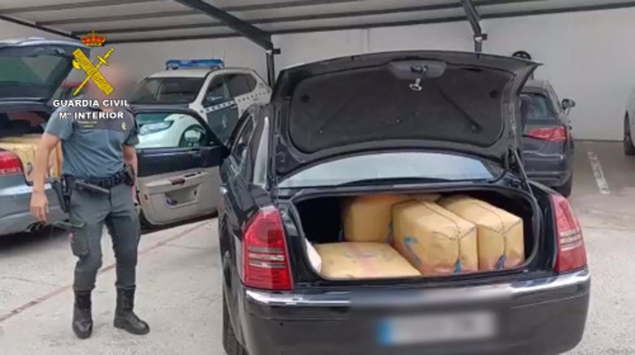 Detenidas dos personas en Vejer a bordo de dos vehículos en caravana transportando 510 kilos de hachís