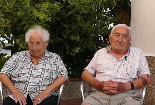 Miguel con Dora y Pepe con Mari llevan veraneando en Conil más de 40 años