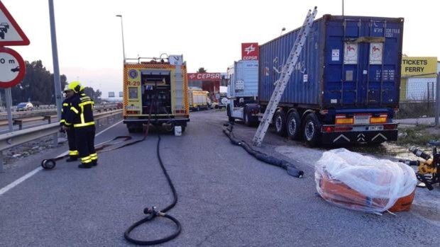 Un camión cargado de aceite vierte su carga en la A-7 a la altura de Los Barrios