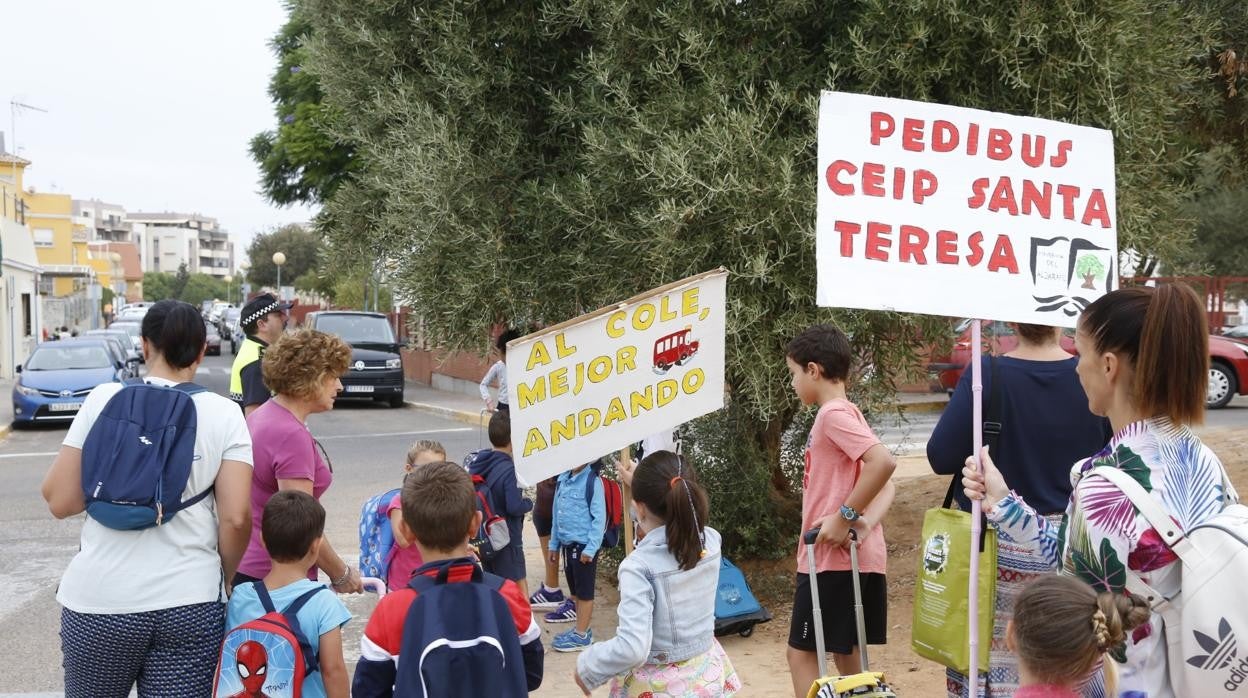 Un grupo de madres y niños de camino a un colegio en Mairena del Aljarafe