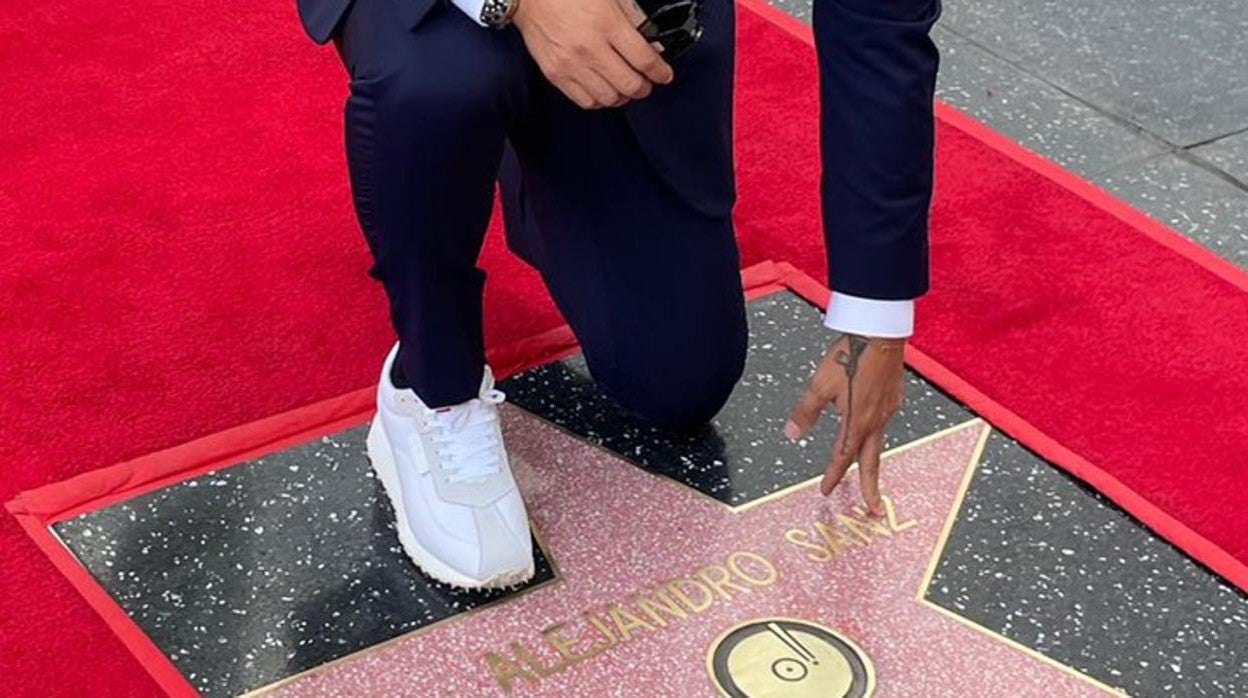 El artista junto a su estrella de la fama en Hollywood