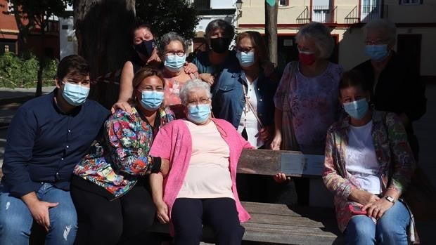 Una placa homenajea a los mayores en la plaza de Los Descalzos