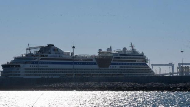 El Aidastella, primer crucero que estrena la nueva terminal de contenedores de Cádiz