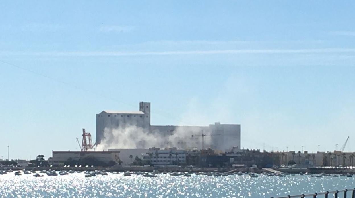 El humo en Zona Franca obliga a la intervención de los bomberos