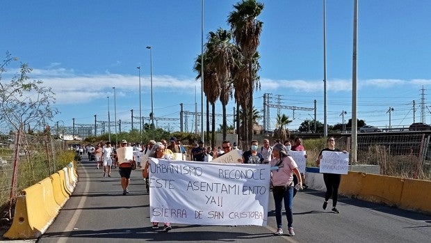Vecinos de la Sierra de San Cristóbal vuelven a salir a la calle ante el derribo de sus viviendas
