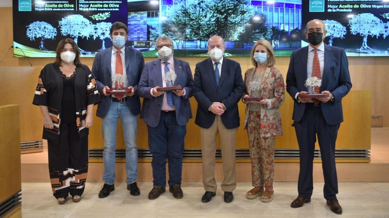 Foto de familia de los ganadores del mejor aceite con las autoridades provinciales