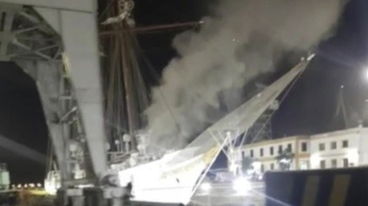 Momento en el que se produjo el incendio en el pañol de velas del buque Juan Sebastián Elcano