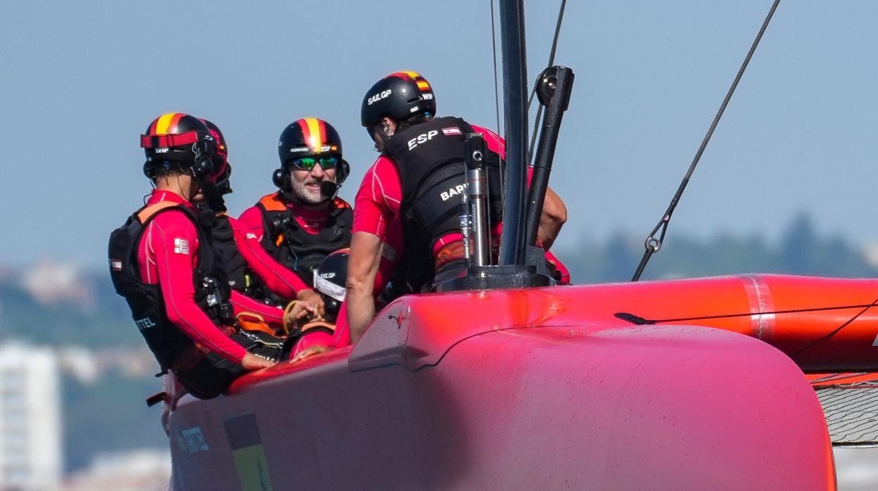 El Rey de España, Felipe VI, junto al equipo español en la F50 Victoria