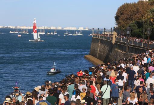 Centenares de espectadores siguiendo la competición en el Paseo de Santa Bárbara.