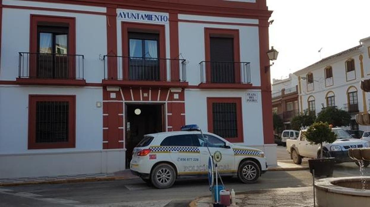 Un patrullero de la Policía Local de Pedrera aparcado ante el Ayuntamiento