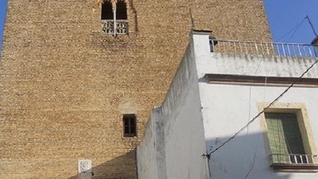 La Algaba compra un inmueble para derribarlo porque 'afea' las vistas de la Torre de los Guzmanes