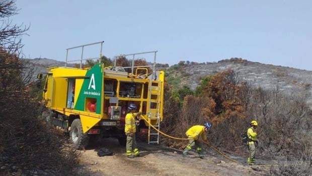 Infoca trabaja para el remate y extinción del incendio en Tarifa