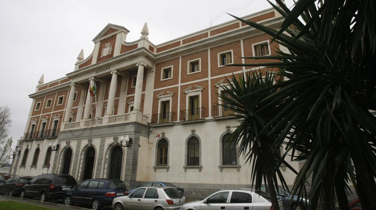 Edificio de la Aduana, situado en la plaza de Sevilla.