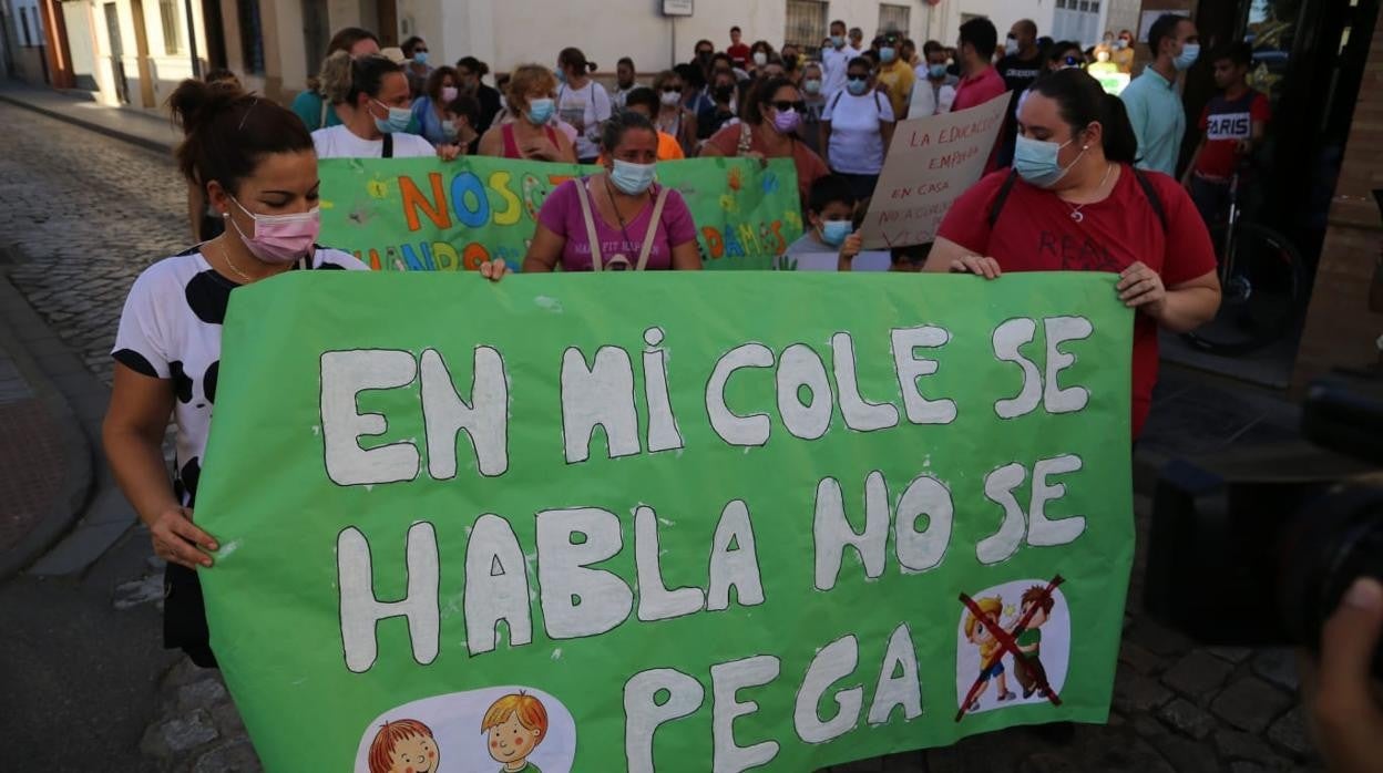 Un instante de la manifestación que ha recorrido las calles de Coria en rechazo a la agresión sufrida por dos profesoras