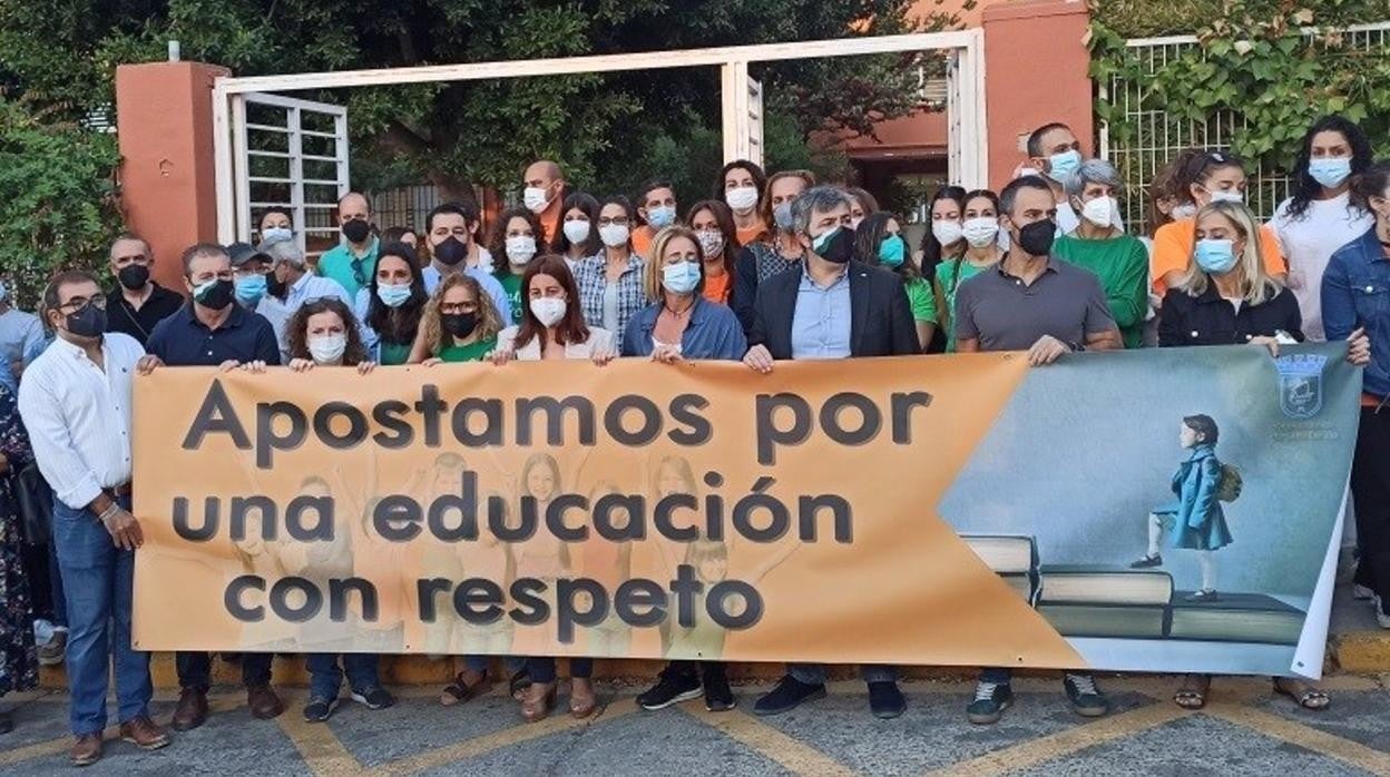 Concentración de respulsa este martes en Coria del Río por la agresión a las dos profesoras