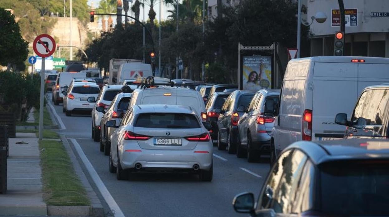 La avenida de Las Cortes, con un atasco en la mañana de ayer.