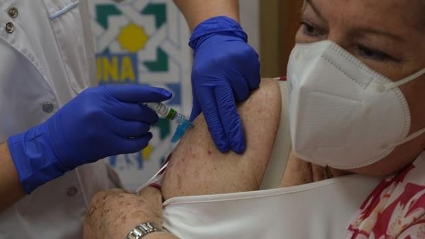 La vacuna contra el coronavirus salva la vida de 700 gaditanos