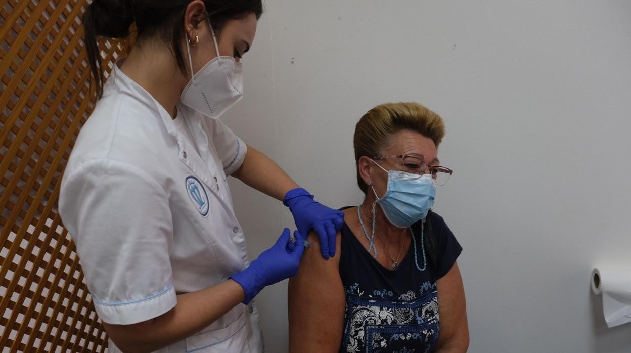 Vacunación este martes en el centro de salud del Palillero, en Cádiz capital.