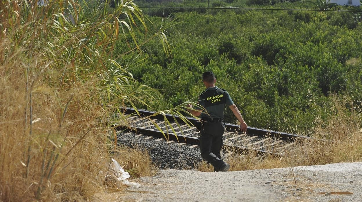 Un agente inspecciona una vía del tren