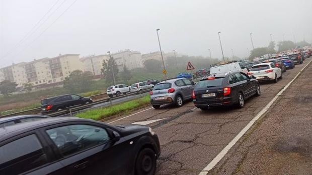 Retenciones de siete kilómetros en la A-49 y de cinco en la autovía de Coria por un accidente en la SE-30