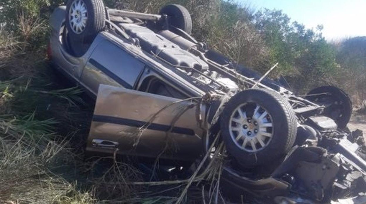 Una mujer es hospitalizada tras volcar el vehículo en el que viajaba en la AP-4, en Jerez