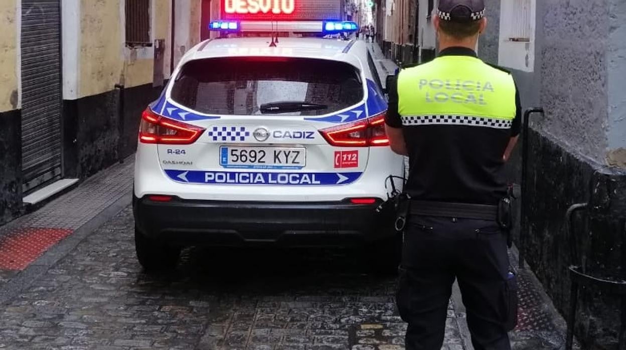 La imprescindible labor humanitaria de la Policía Local de Cádiz