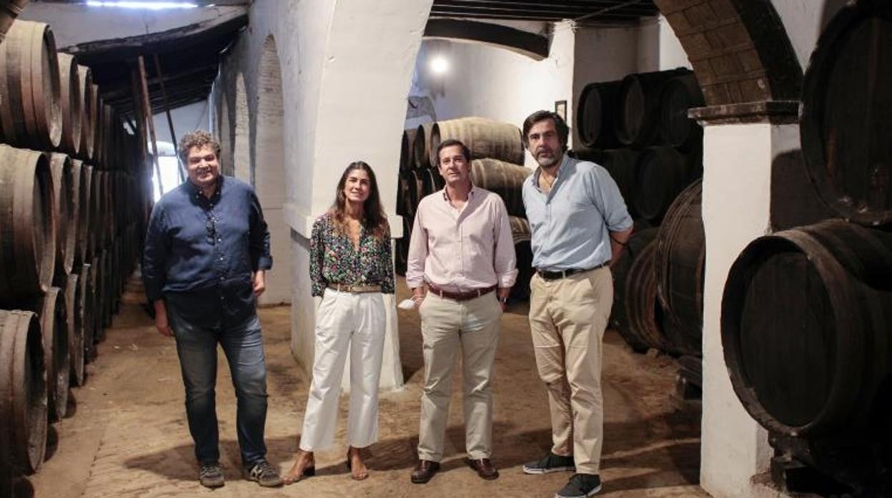 Harald Schönegger, Rocío Romero, Ignacio Gallego-Góngora y José Manuel González en la bodega, que cuenta con una prensa que ha funcionado de manera ininterrumpida desde el siglo XVI