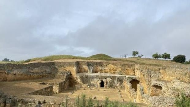 Las 46 piezas pétreas del museo de la Necrópolis de Carmona se restaurarán tras 20 años «a la intemperie»