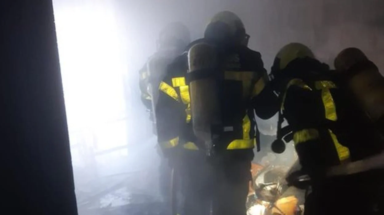 El aparatoso fuego de una unifamiliar en Arcos provoca la muerte de las tres mascotas de la casa