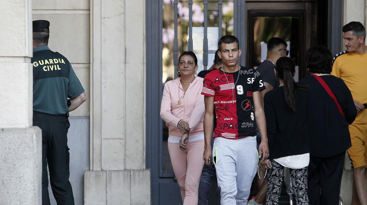 La matriarca del clan de 'los Chorizos', y otros miemrbos de la familia, a la salida de la Audiencia de Sevilla en mayo de 2019