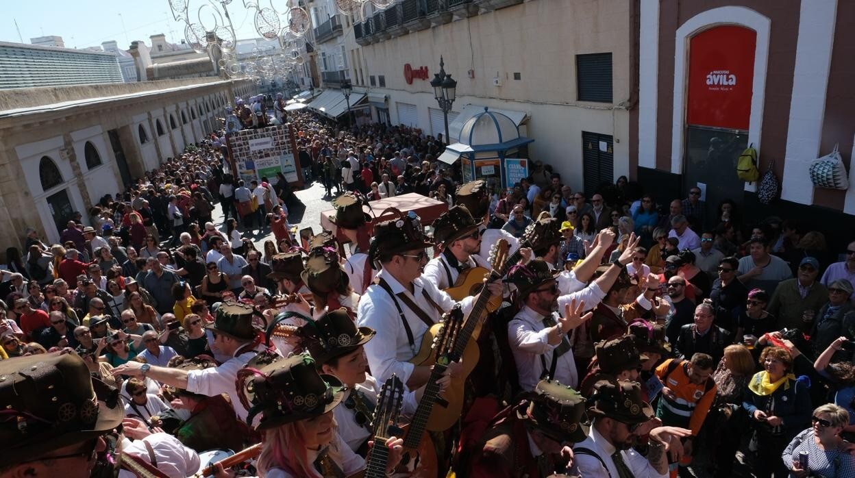 El Carnaval de Cádiz se mantendrá en junio pese a la aprobación del Pleno de celebrarse en febrero