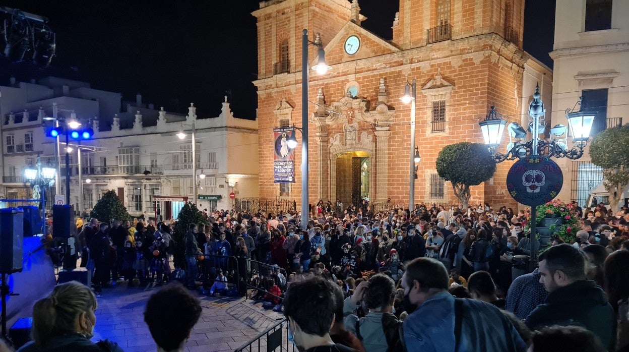 San Fernando sale a la calle para celebrar la noche del terror de Halloween