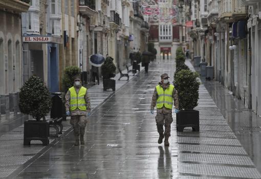 La Infanteria de Marina patrullando la calle Ancha durante el primer Estado de Alarma.