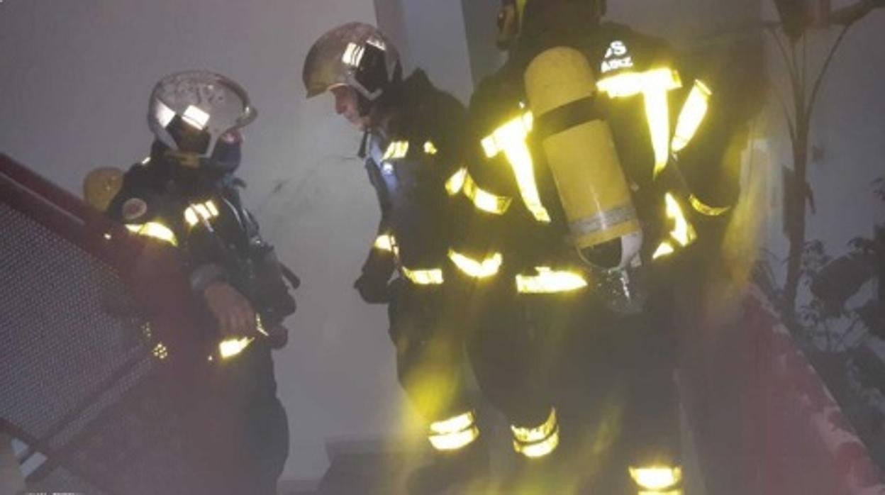 Los bomberos rescatan a una anciana atrapada en una vivienda en llamas en Cádiz