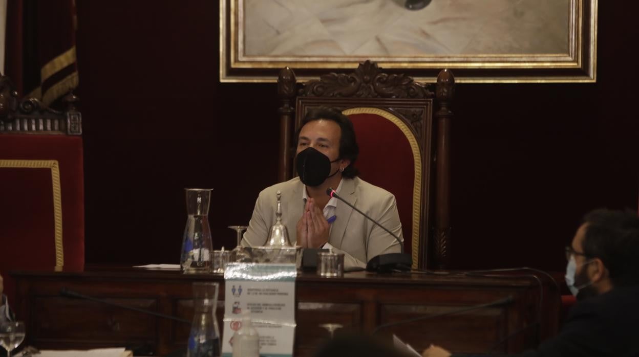 Kichi, en el salón de plenos del Ayuntamiento de Cádiz.