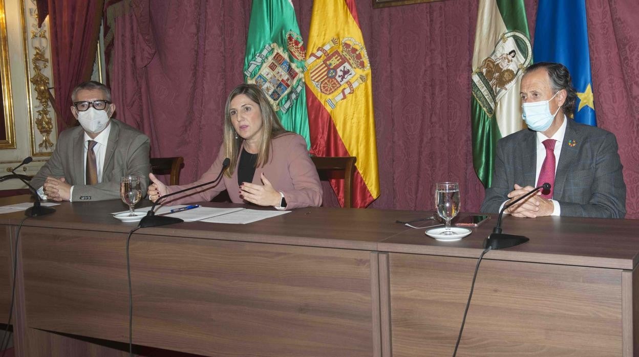 Irene García con el rector de la UCA, Francisco Piniella.