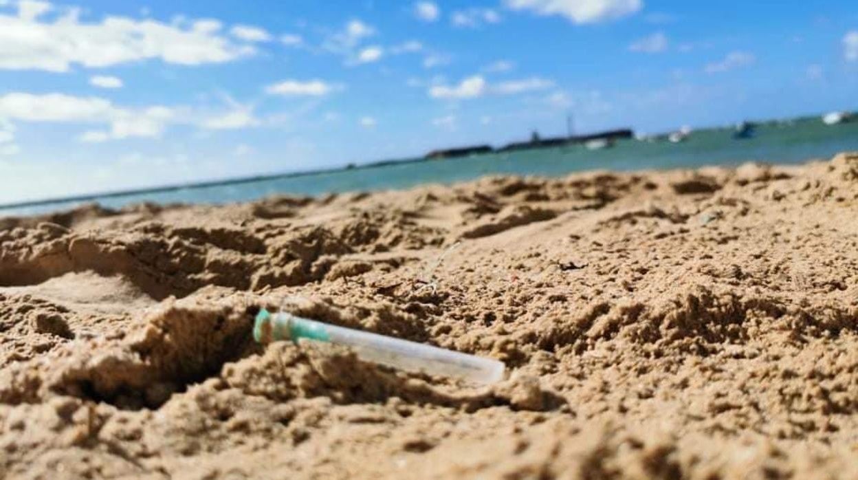 Los vecinos muestran su preocupación por la aparición de jeringuillas en la playa de la Caleta.