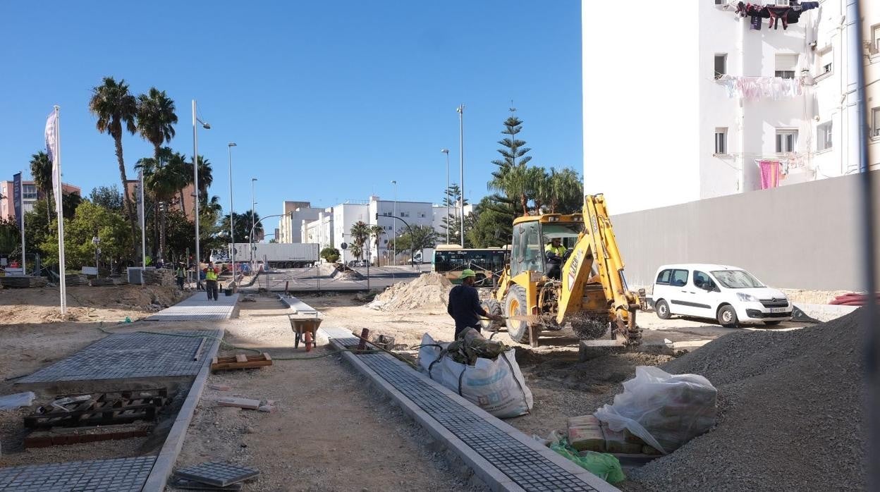 La obra de la avenida transversal, ayer, con un autobús al fondo.