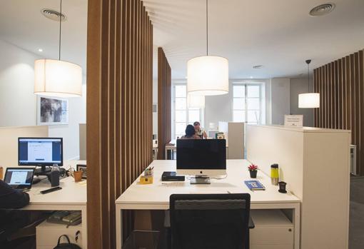 Interior de un coworking situado en el Palacio San Agustín, en el casco histórico de Cádiz.