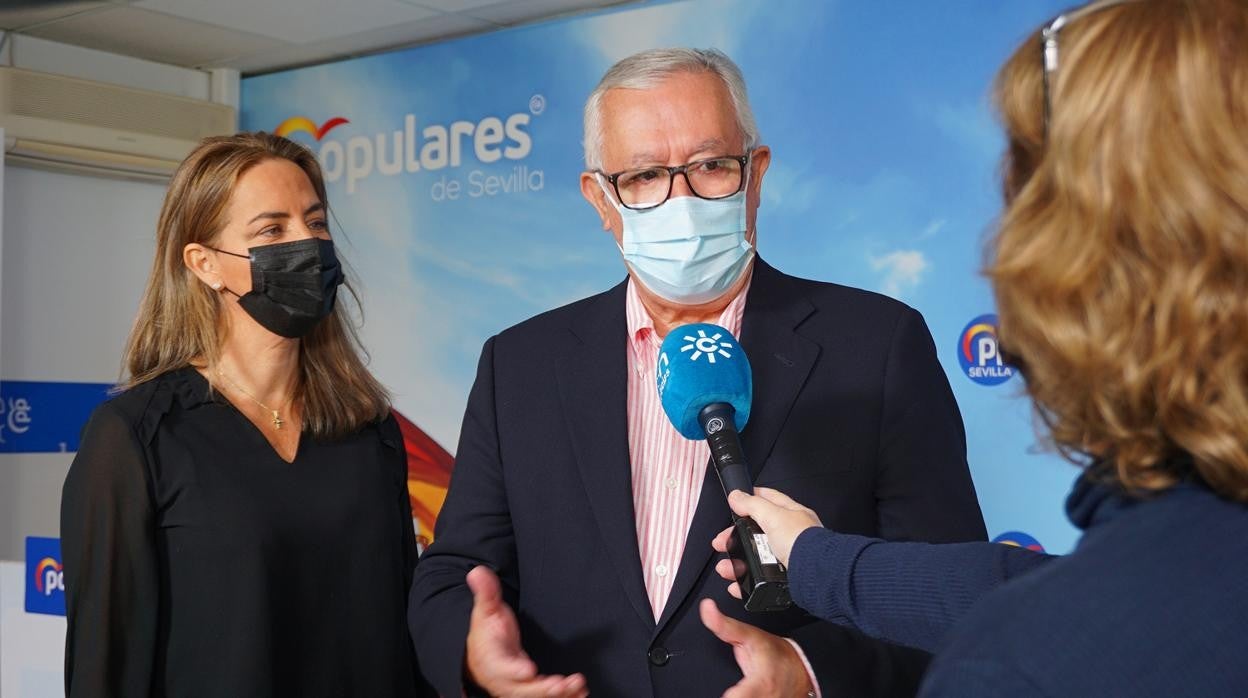 Javier Arenas y Sol Cruz-Guzmán en rueda de prensa