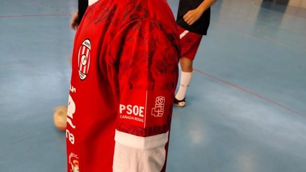 El PP denuncia el uso de publicidad del PSOE de Cañada Rosal en camisetas de un club de fútbol infantil