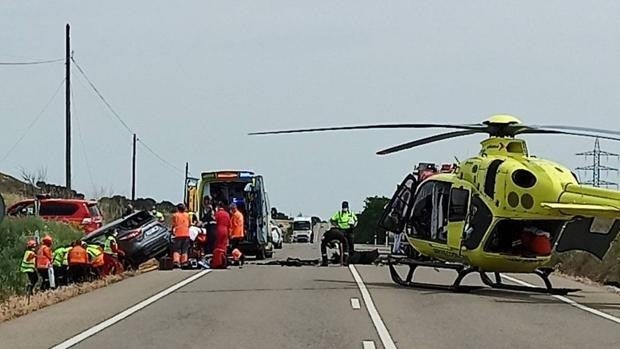 Muere una persona y otra es evacuada en helicóptero al colisionar dos coches en Villaverde del Río