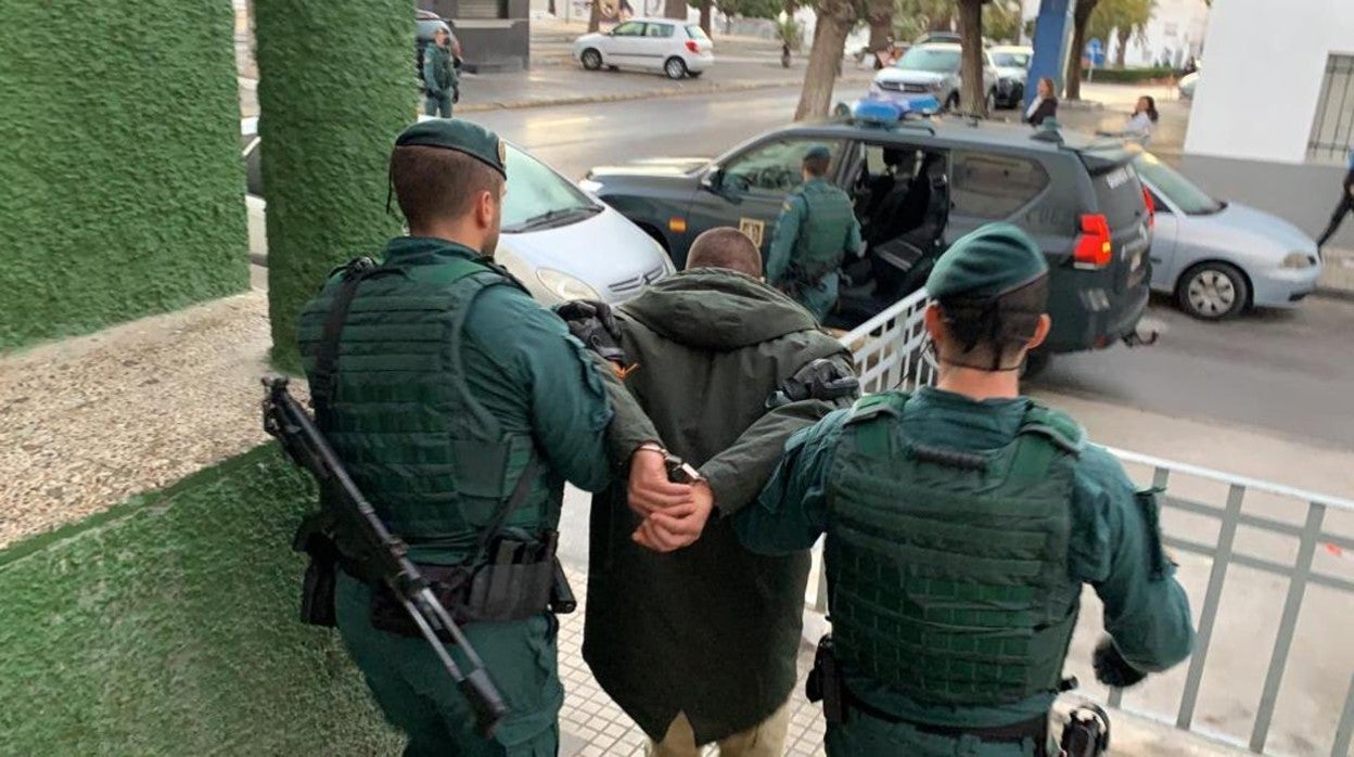 Registros y detenciones en Barbate, Jerez y La Línea para desarticular una banda criminal de hachis