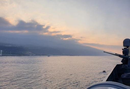 Costa de Tazacorte desde un buque de la Armada.